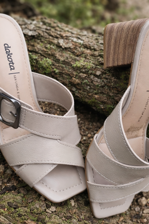Sandália Feminina Dakota Salto Bloco – Elegância Natural e Conforto